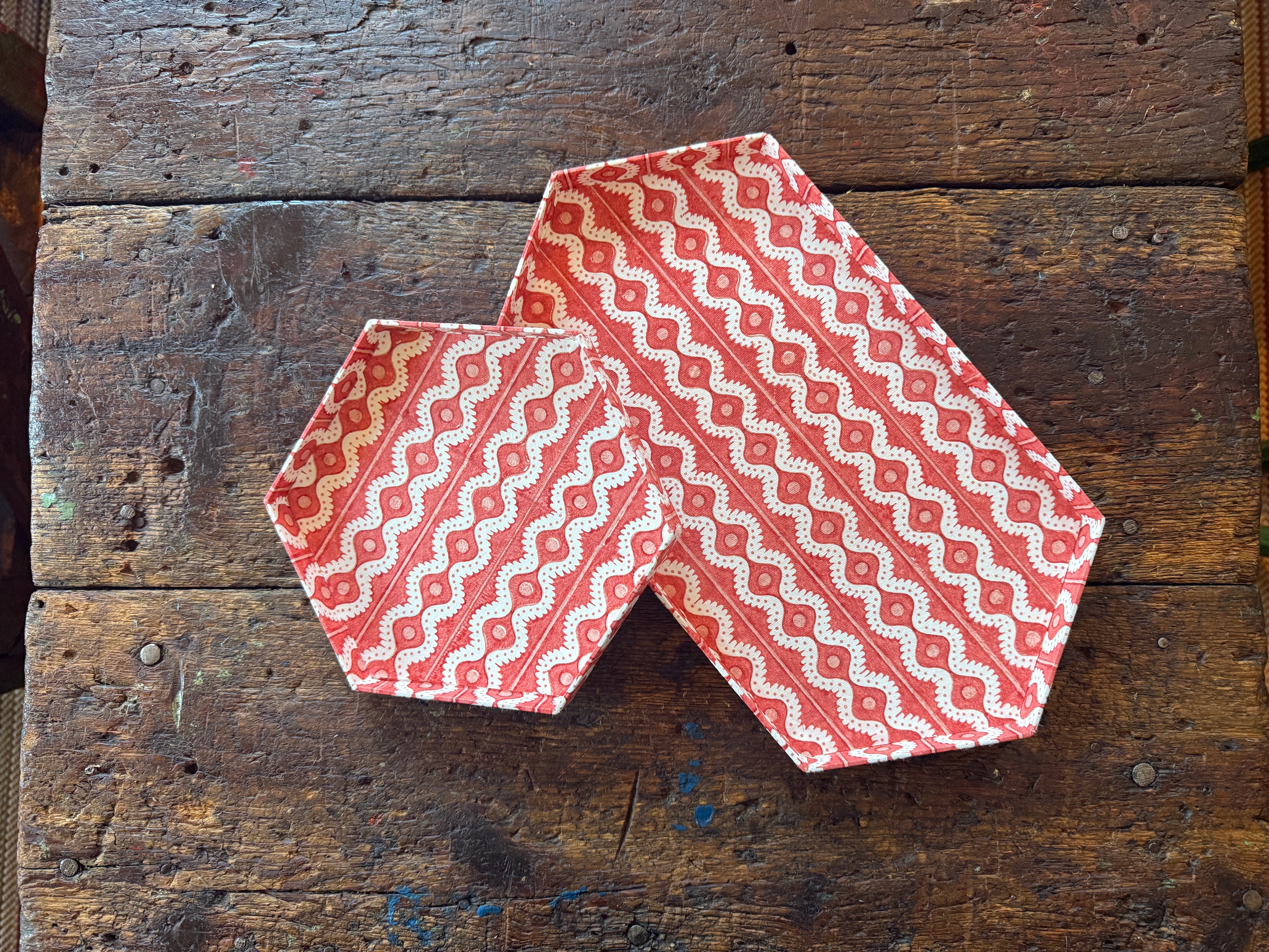 Tablett Set Hexagon Welle Rot